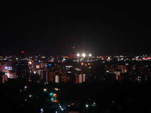 【客室からの夜景】善光寺を取り巻く長野市の展望を、心ゆくまでゆっくりとお楽しみいただけます。