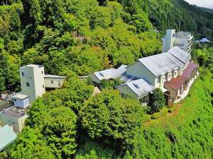 「養老渓谷温泉　秘湯の宿　滝見苑」の養老渓谷の山間に位置する滝見苑