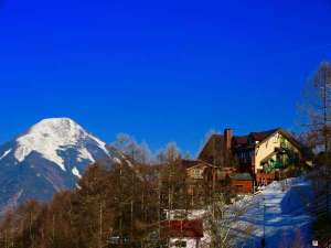 「温泉山岳ホテル　ANDERMATT(アンデルマット）」の冬の山岳ホテルから蓼科山を望む