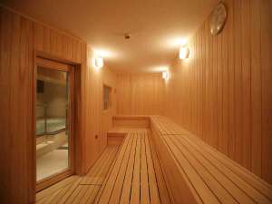 男性専用大浴場「サウナ亀の家」大型高温サウナ　ゆったりスペース