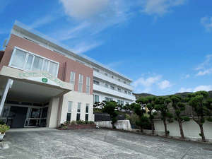「ホテル神津館」の外観◆神津島で唯一の「ホテル」です*