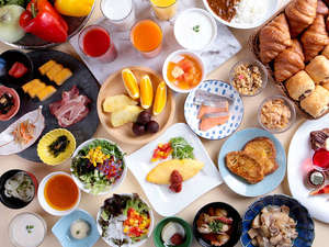 ■ご朝食／朝食バイキングは和洋中の定番朝食メニューやデモキッチンの出来立て料理も　※写真はイメージ