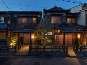 「町家レジデンスイン　彦三町　金の間」の金沢の趣ある町家（町屋）一棟貸しの古民家宿。一軒家のような完全プライベート空間。キッチンで自炊可能。