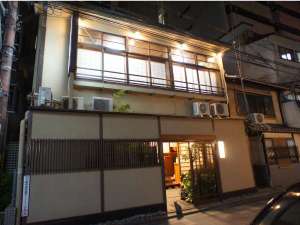 「藤家旅館」の京都駅から徒歩５分。純和風旅館藤家旅館へようこそ。猫女将りりーがお出迎え。