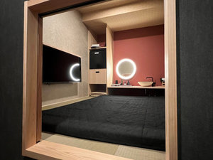 「FUMAI　SAUNA&INN」の・【斗門・宗納／寝室】「にじり口」をくぐると、ゆとりある和室となっています。