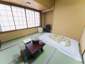 和室6畳(3名収容)1人で広々、みんなで楽しく過ごせる快適な和室です。
