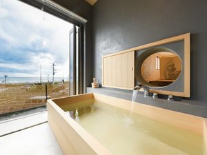「Yuigahama　千世」の檜の湯船で炭酸ナノバブルが発生。汚れを落とし、肌と髪に潤いを与える快適なお風呂体験。