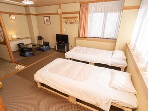 最上階のお部屋ですので、壁面の大きな窓からは、桐生の街並みや、遠くの山々が一望できます。