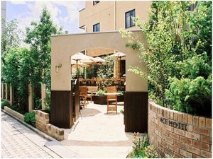 「庭の、桐生エースホテル」の駅からお越しいただくと、当ホテルの自然豊かなお庭がお客様をお迎えします。