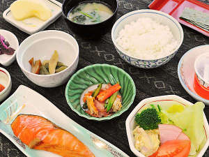 【朝食】一日の栄養バランスを考えた朝食の和定食です。