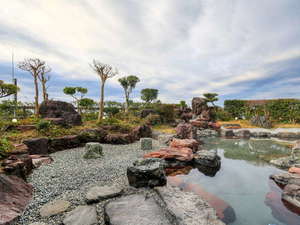 【庭園風露天風呂】山々に囲まれた高原の清々しい空気に包まれて、温泉の心地よさをご堪能ください