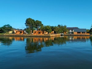 「水景色の指定席　湖屋(KOYA)」の湖屋　東郷湖より