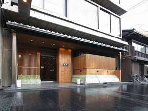 「京料理　田鶴」の日本で初めて市電が走った木屋町通に面した玄関
