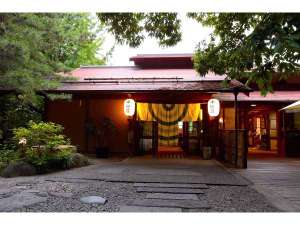 「島崎藤村ゆかりの宿　中棚荘」の夕暮れの正面玄関