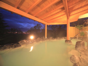 那須温泉の名湯「鹿の湯」の源泉から引湯している、白いにごり湯の露天風呂
