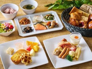 LUXE　DINING　HAPUNA（メインタワー1Ｆ）天井高約9m、広々とした空間でゆったりと朝食を♪