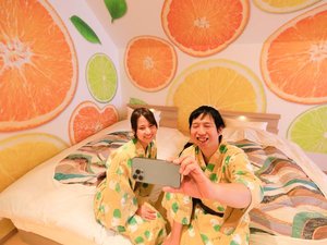 「熱海温泉　湯宿　みかんの木」のコンセプトルーム柑橘【蜜柑】みかん柄の浴衣でパシャリ◎