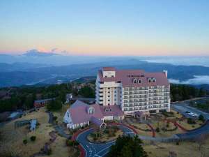 「ホテルハーヴェスト　天城高原」の【外観】ホテルからは富士山を望むことができます
