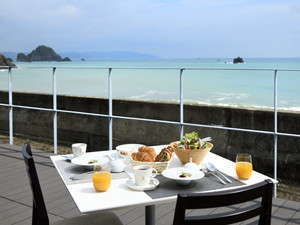 「オーベルジュ波太オルビス」のお天気の良い日はテラスで朝食もお出しできます。