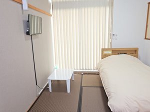 畳ベッドの和洋折衷のお部屋で、畳に寝転んでくつろげると好評です。