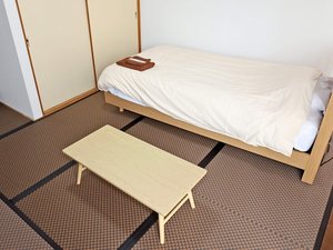 和室は畳にベッドを設置しております、ツインの場合こちらに布団を敷かせて頂きご利用頂きます。