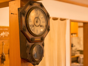 *フロント/益”古時計”は、宿の歩みを見守り続けます。