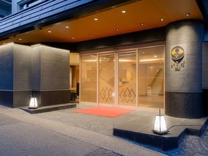 「六甲布引温泉　料亭旅館　ほてるＩＳＡＧＯ神戸」の【外観】外壁に左官・扉に組子細工という日本の伝統工芸を施した外観。
