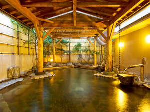 「旅館　深雪温泉」の【柿の湯・露天】温度の違う２種類の源泉を別々の湧出口から入れる事で浴槽で温度差をお楽しみ頂けます。