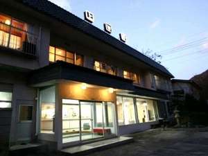 「上田屋旅館」の【外観】澄んだ空気、綺麗な水、四季ごとの自然に包まれた宿