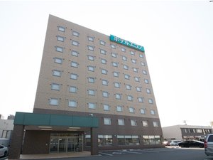 「ホテルエコノ亀山」の【外観】駐車場は50台（無料・先着順）をご用意しております。