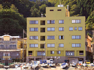 「下風呂観光ホテル　三浦屋」の【外観】津軽海峡に面した、閑静な立地です。