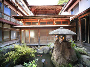 「湯田中温泉　清風荘」の内風呂の平安風呂は、外観からわかる通り、伝統的な湯屋建築。湯船の中で日頃の疲れを開放・・・
