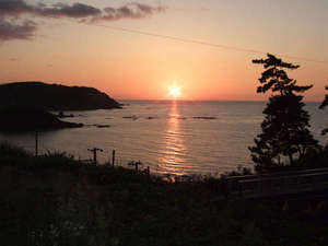 *美しく沈む夕日/日本海に沈む夕日を眺めるロマンティックなひと時