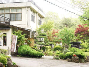 「那須高原硫黄泉の宿美山」の外観（駐車場側）