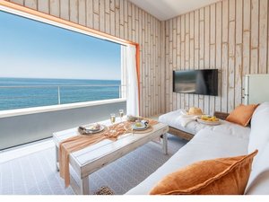 「Sunset＆Villa　Spa　Resort」のThiraは、日本海を眺望する2階のリビングやジャグジー、1階のベッドルームからも海の景色を楽しめます。