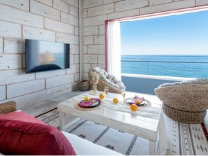 Mallorcaは、日本海を眺望する2階のリビングやジャグジー、1階のベッドルームからも海の景色を楽しめます。