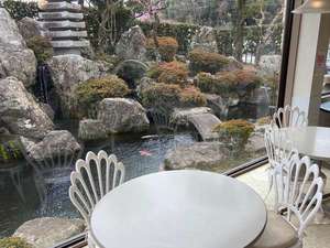 １F　　朝食お食事処　　日本庭園風の庭や池、その中を泳ぐ鯉を眺めながら朝食を頂けます。