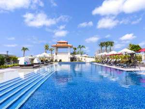 「ダブルツリーｂｙヒルトン沖縄北谷リゾート」の【2つの屋外プール】ご宿泊の方は無料でご利用いただけます。（季節営業）