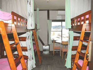 女性専用ドミトリー：6名女性のみ共同のお部屋です。Female　dormitory:6　beded　shared　room.