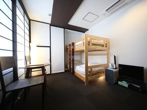 おひとりでもご友人とでも快適にリーズナブルにお使いいただける2段ベッドのお部屋です。