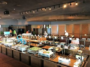 和洋40種類以上の料理が楽しめるブュッフェ（バイキング）会場