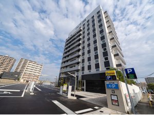 「ジャストイン松阪駅前」の外観｜ホテル敷地内の提携駐車場