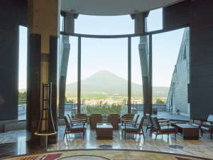 ロビーから眺める壮大な富士山