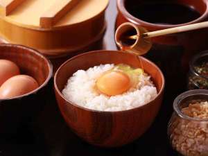 岡山のお米、卵、黄ニラ醤油を使った絶品たまごかけごはん。姉妹店『有鄰庵』で行列ができる人気メニュー。