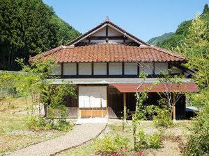 「日貫一日　安田邸」の築約100年の赤瓦屋根。日貫の暮らしの中にとけ込み、ゆるやかな時間をお過ごしください。