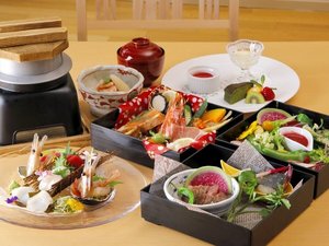 和洋創作料理（御重スタイル）会席に負けず劣らずの品数で、お部屋でゆっくりとお食事してください。