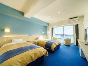 【新館アネックス／洋室】青を基調としたお部屋は海の色と相まって爽やかな空気を運んでくれます