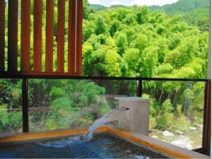 総檜造りの『家族露天風呂』。嘉瀬川に面した開放感のある露天風呂で、寛ぎの時間をお楽しみください。