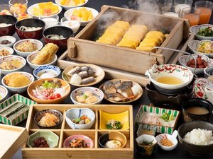 「御宿　敷島館（共立リゾート）」の【朝食】【朝食：基本】四季折々の旬な食材を、豊富なメニューで味わえる和食セット