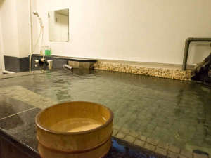 野沢温泉外湯の一つ「麻釜の湯」から源泉をひいてています。かけ流し「純生の湯」を楽しんでください♪